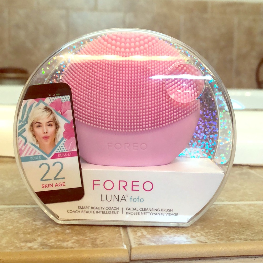 Facial cleansing brush